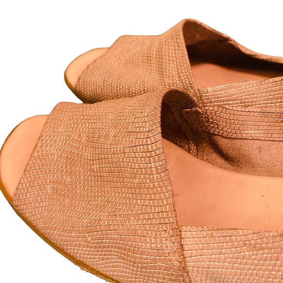 THE FLEXX Tan Croc Pattern Slip On Peep Toe Wedges - Picture 8 of 9